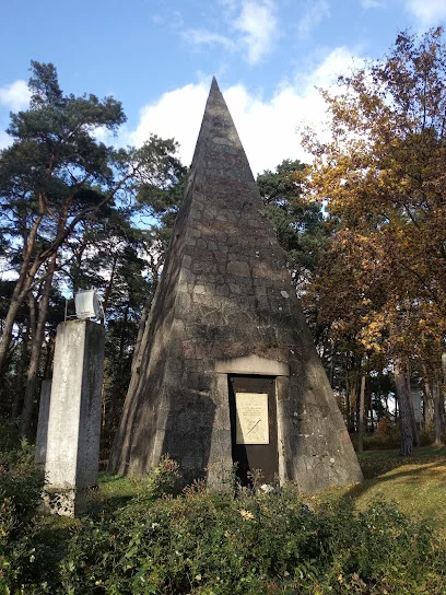 Piramida Łakińskiego (Grobowiec Franciszka Łakińskiego)